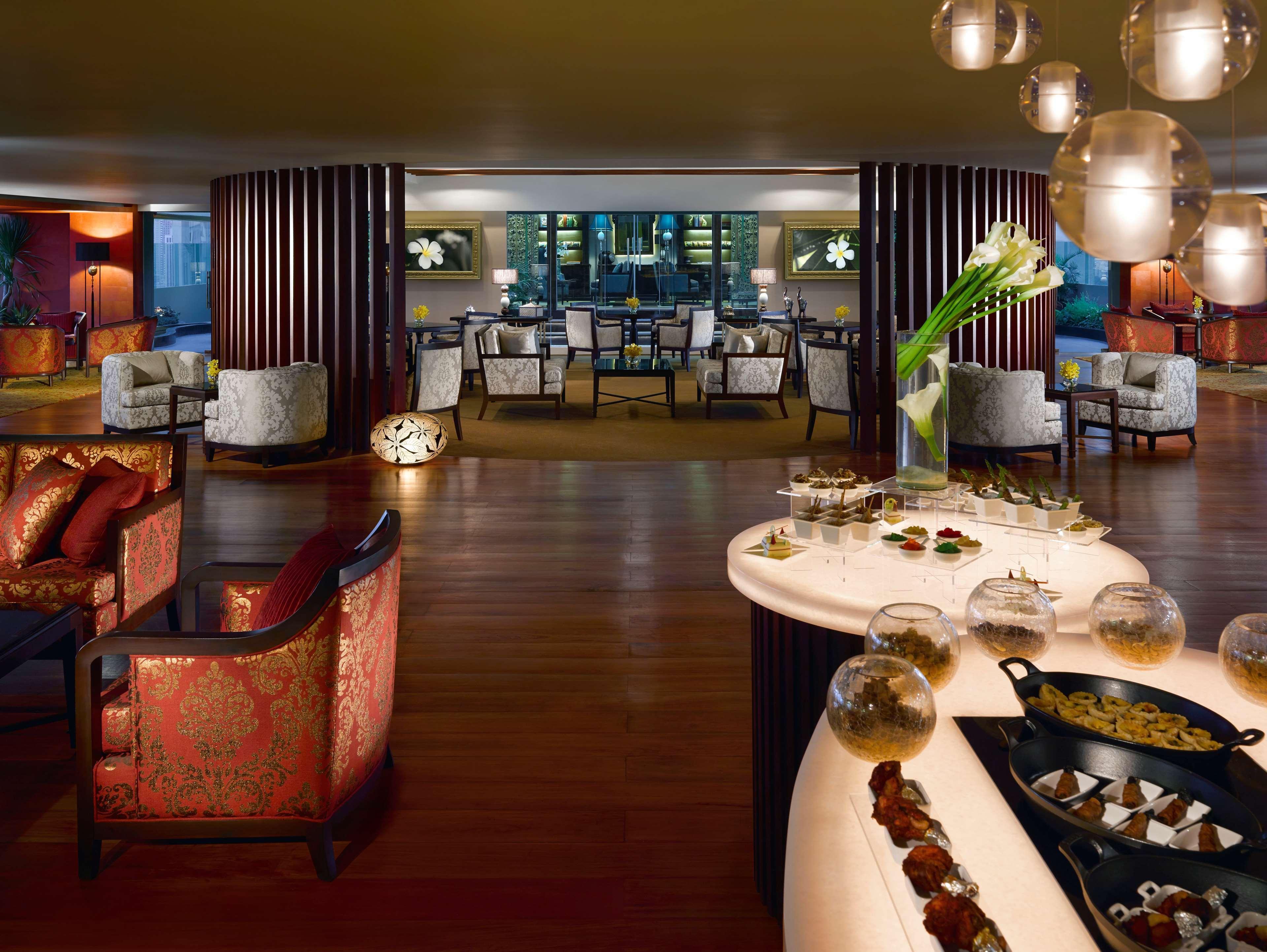 Dusit Thani Manila Makati City Exterior foto The Club Lounge at the Hong Kong International Airport