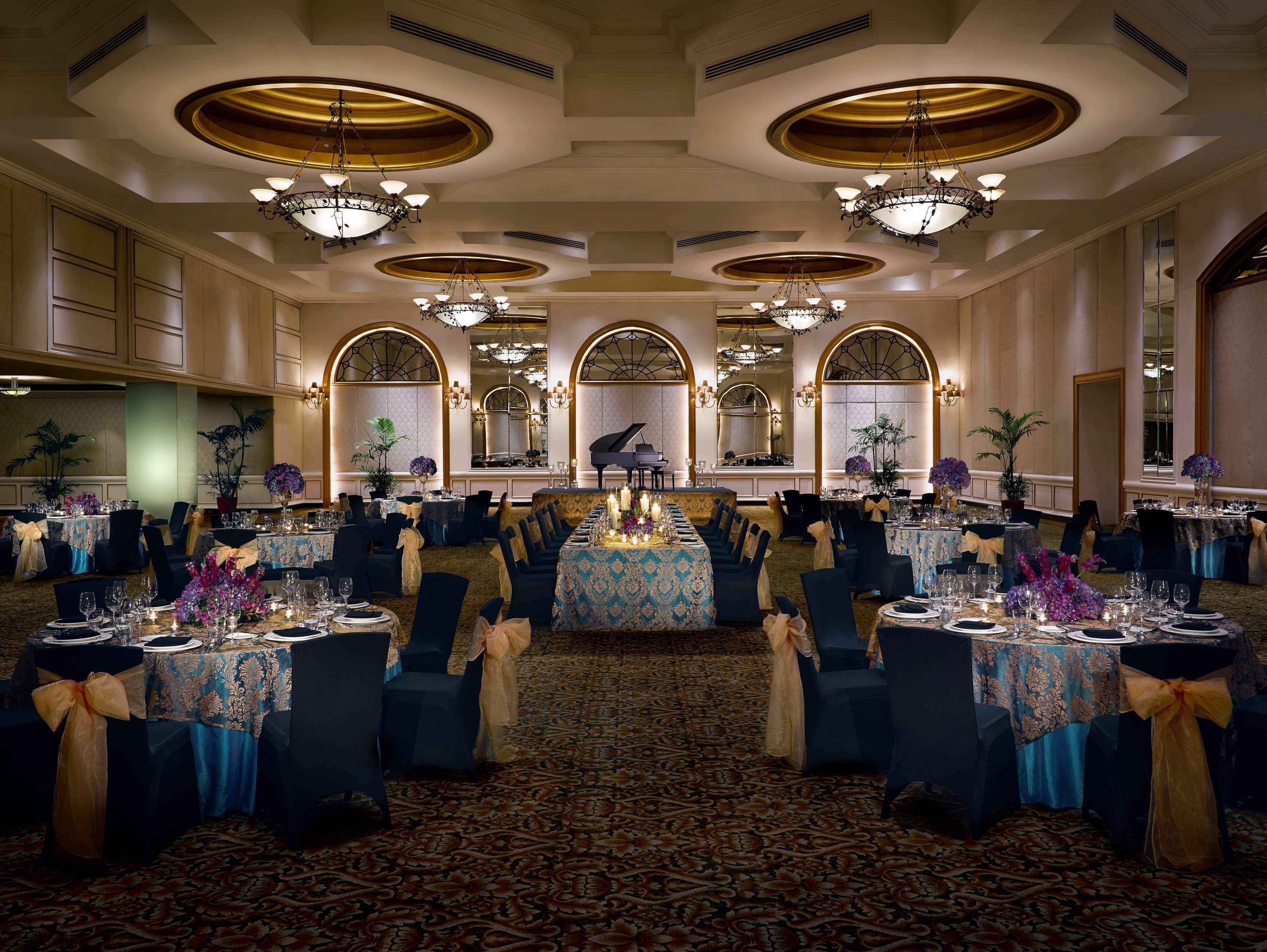 Dusit Thani Manila Makati City Exterior foto The ballroom at the hotel