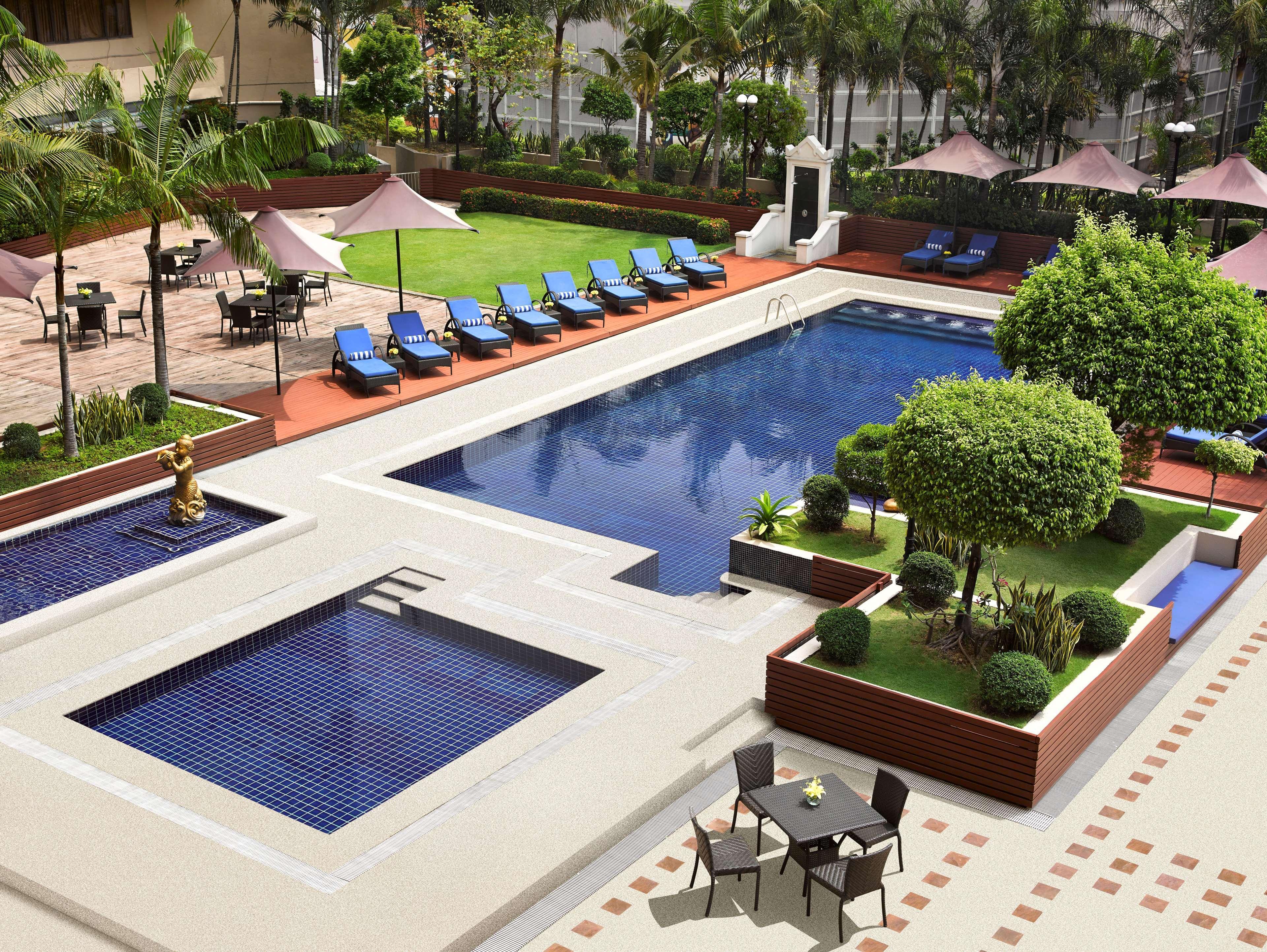 Dusit Thani Manila Makati City Exterior foto The pool at the hotel