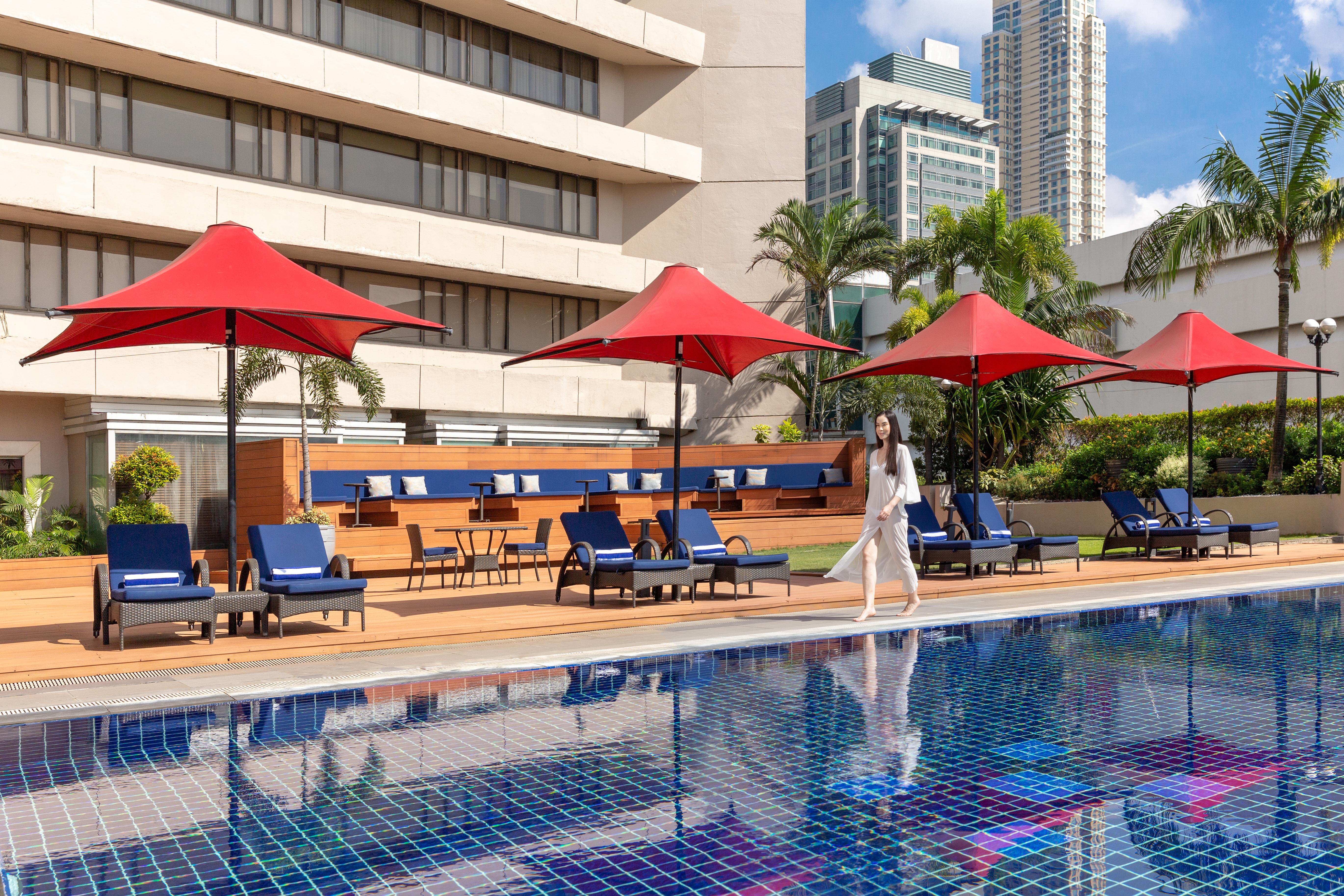 Dusit Thani Manila Makati City Exterior foto The pool at the hotel
