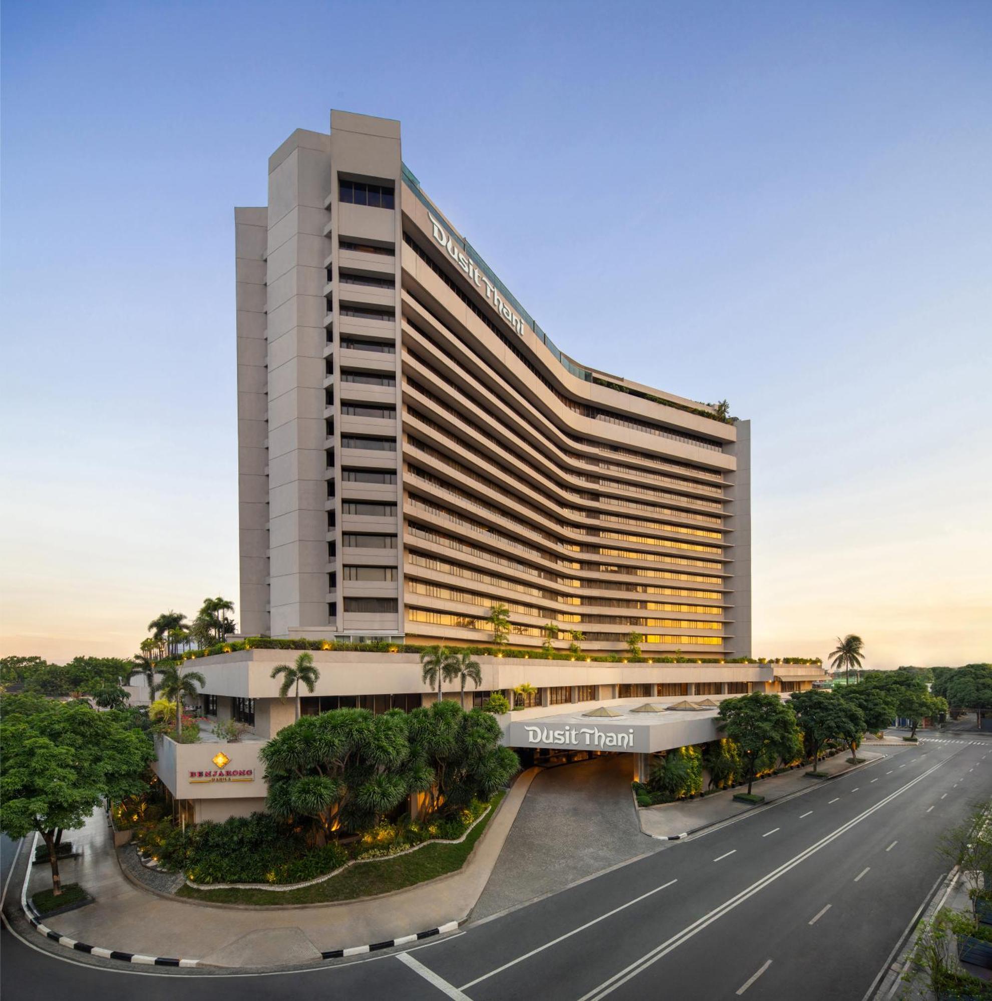 Dusit Thani Manila Makati City Exterior foto The hotel in 2016