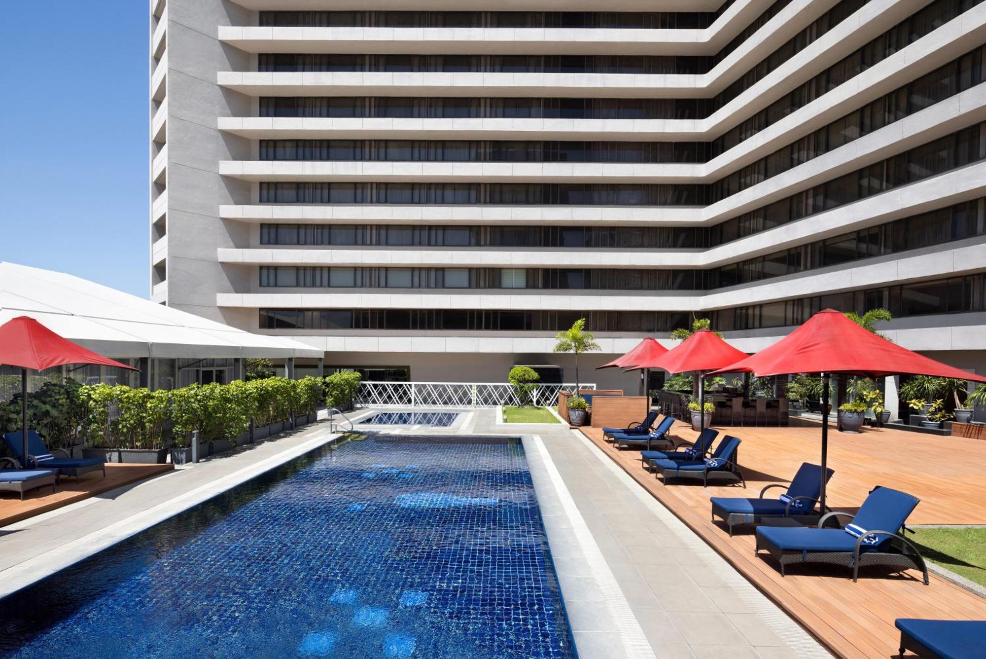 Dusit Thani Manila Makati City Exterior foto The pool at the hotel