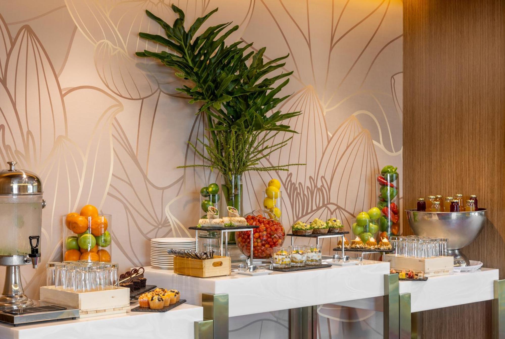 Dusit Thani Manila Makati City Exterior foto A buffet at a hotel