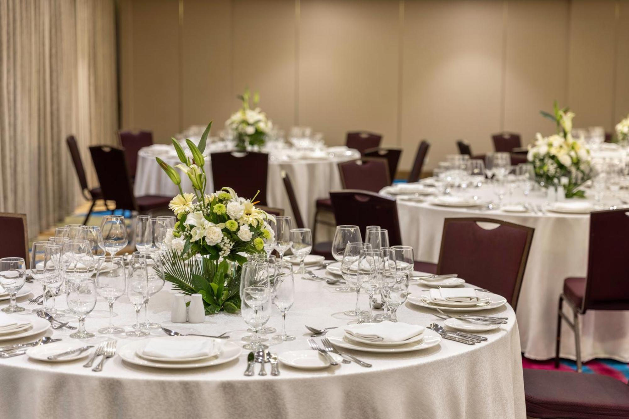 Dusit Thani Manila Makati City Exterior foto A table set for a formal dinner