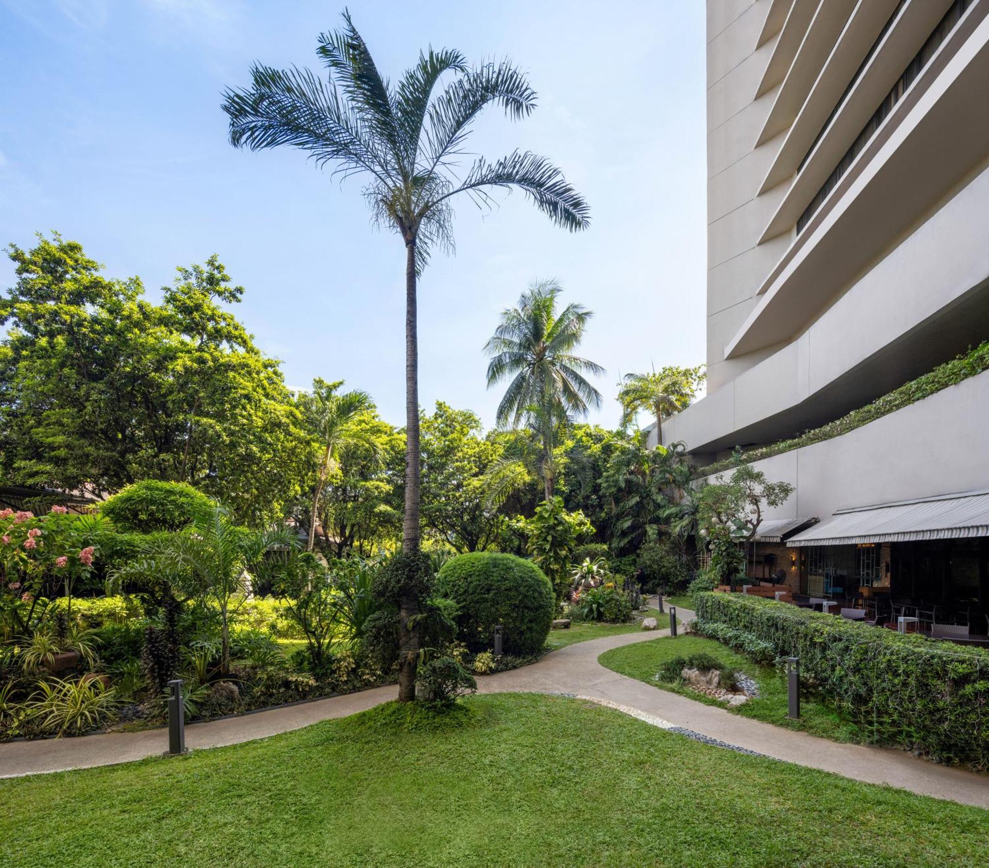 Dusit Thani Manila Makati City Exterior foto The hotel's garden