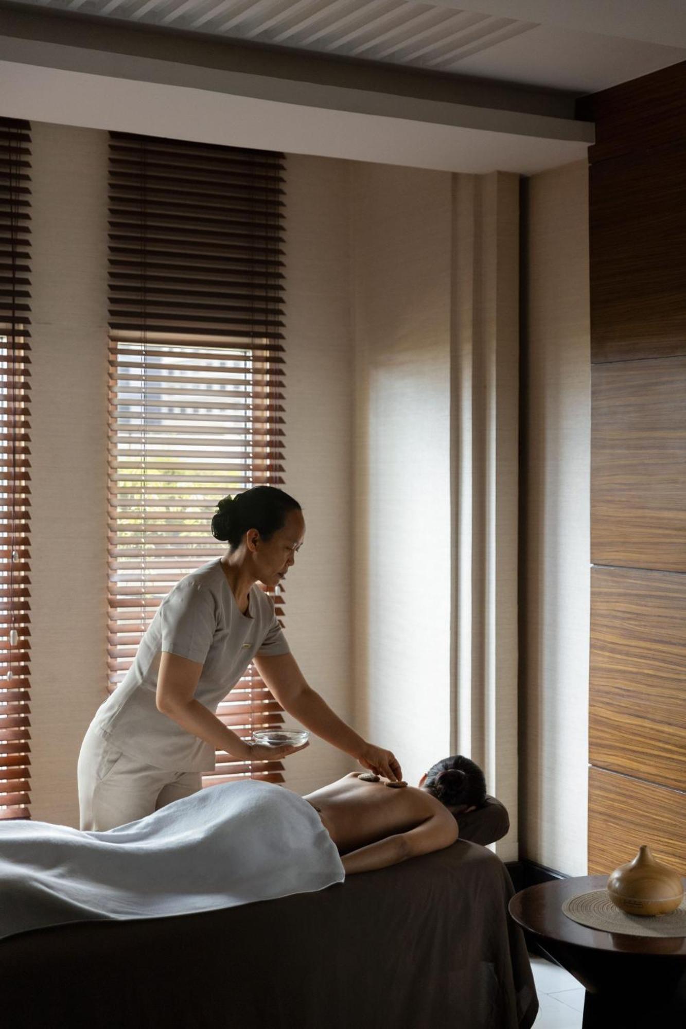 Dusit Thani Manila Makati City Exterior foto A hotel maid in the Maldives