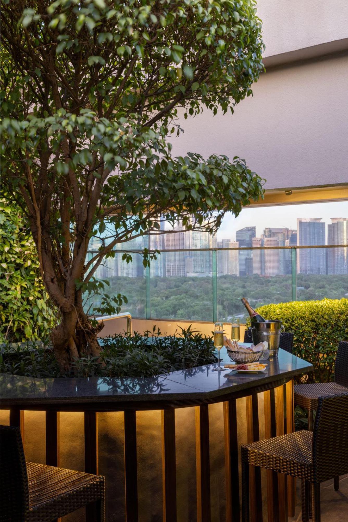 Dusit Thani Manila Makati City Exterior foto The Park, Hyderabad