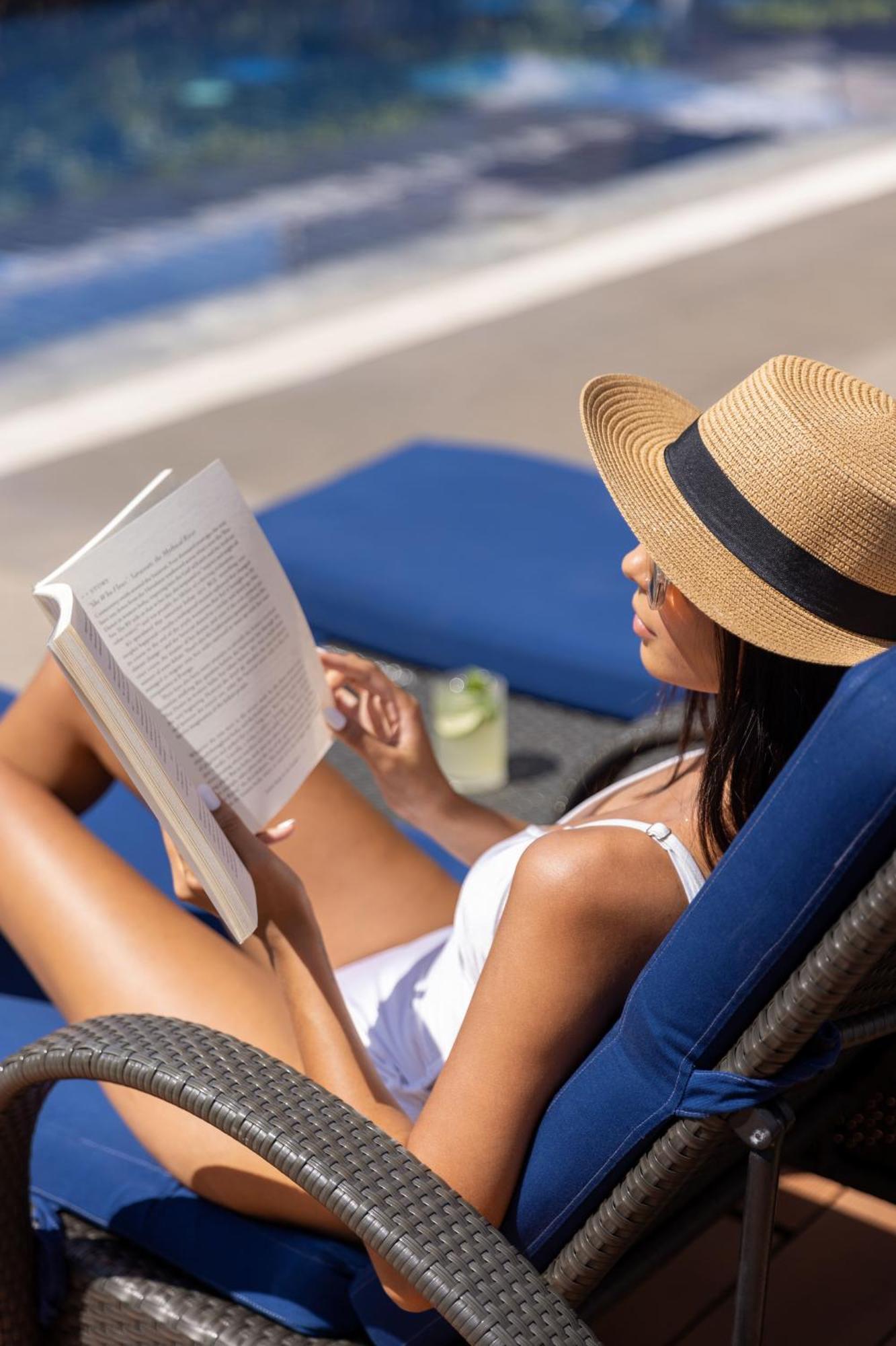 Dusit Thani Manila Makati City Exterior foto A woman reading a book