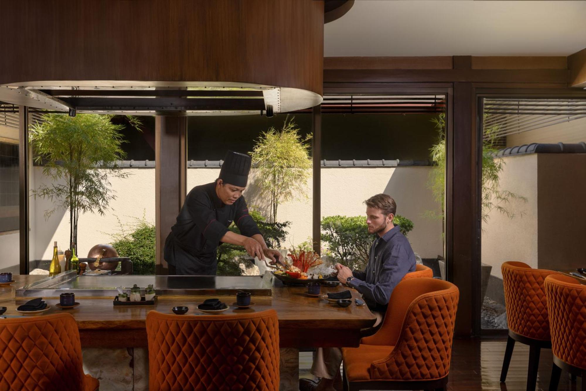 Dusit Thani Manila Makati City Exterior foto Chef at work at the hotel's restaurant