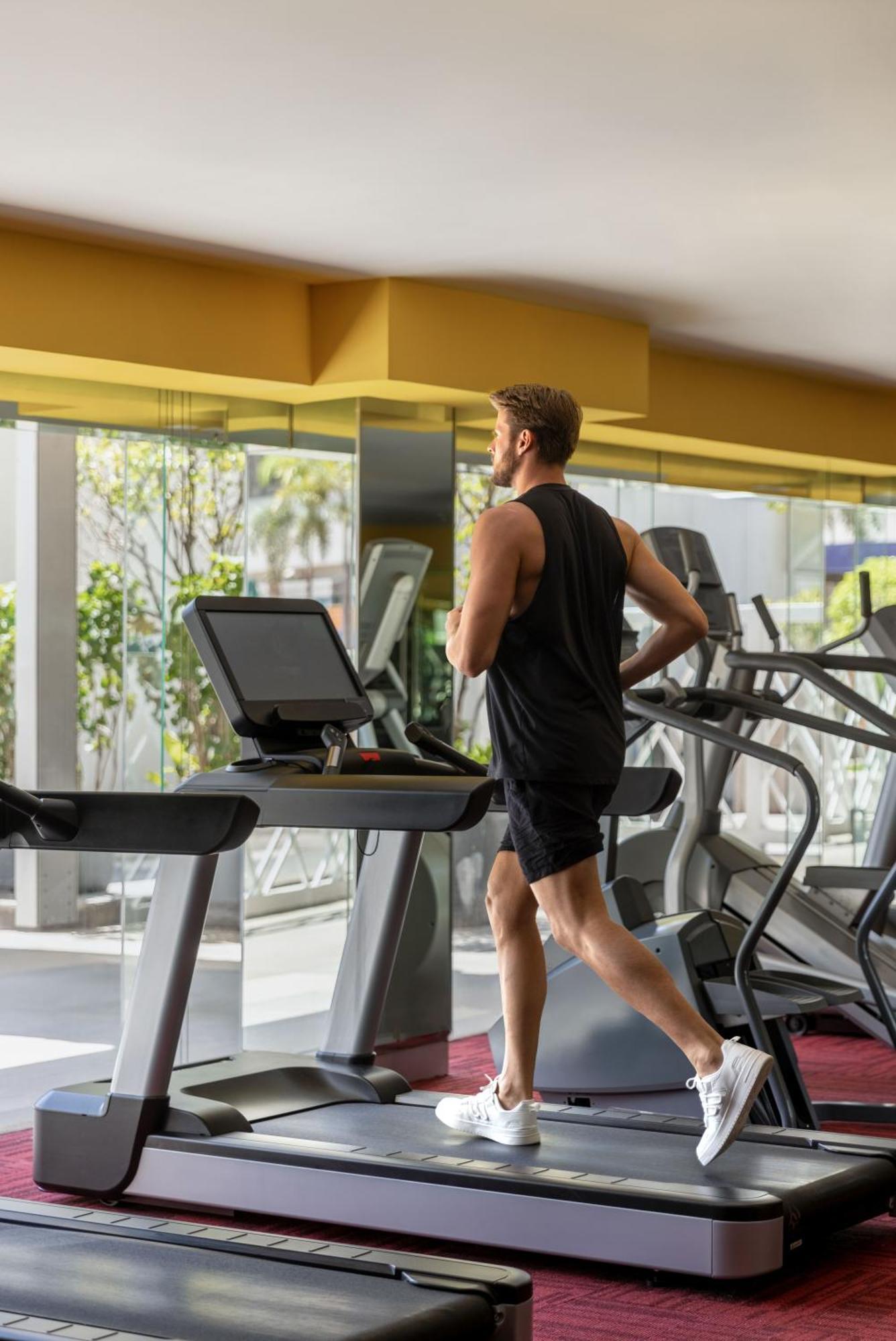 Dusit Thani Manila Makati City Exterior foto A treadmill in use