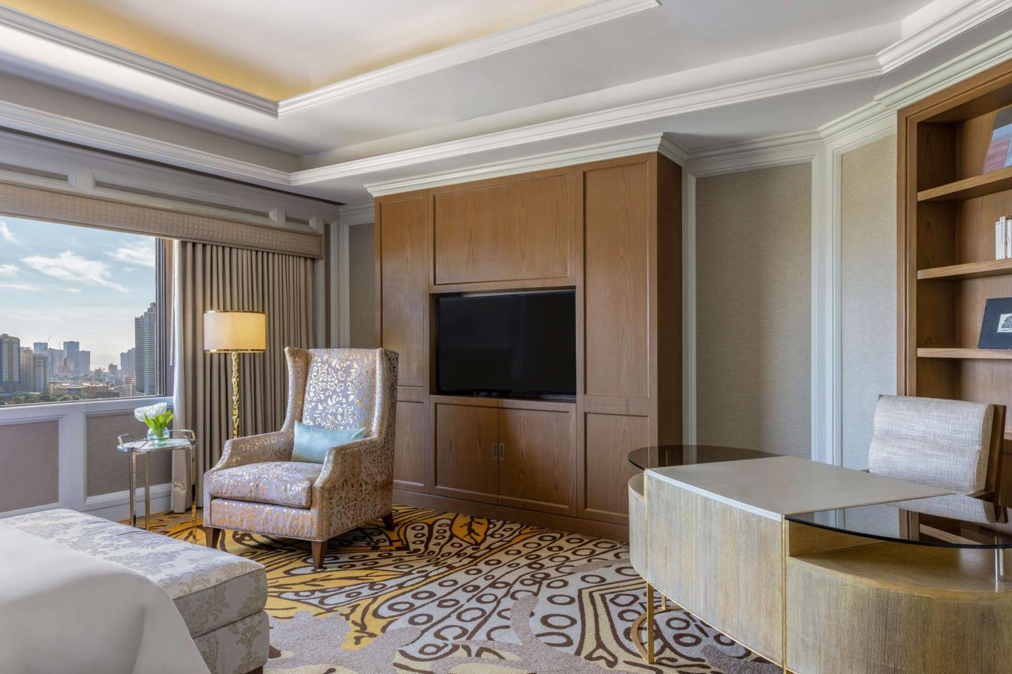 Dusit Thani Manila Makati City Exterior foto A living room in a suite at the hotel