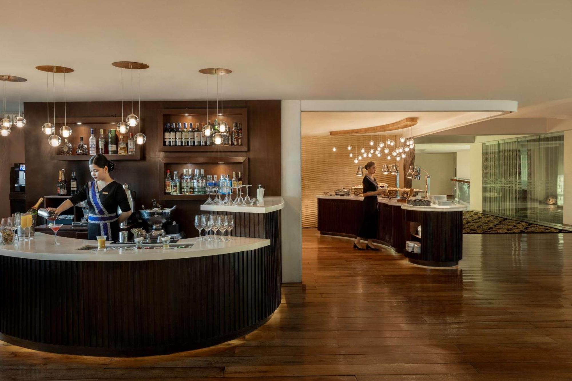 Dusit Thani Manila Makati City Exterior foto The bar at the lounge